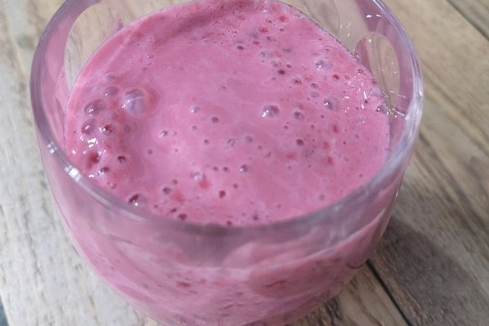 Johannisbeer-Erdbeer-Gojibeer-Frischkäse-Smoothie