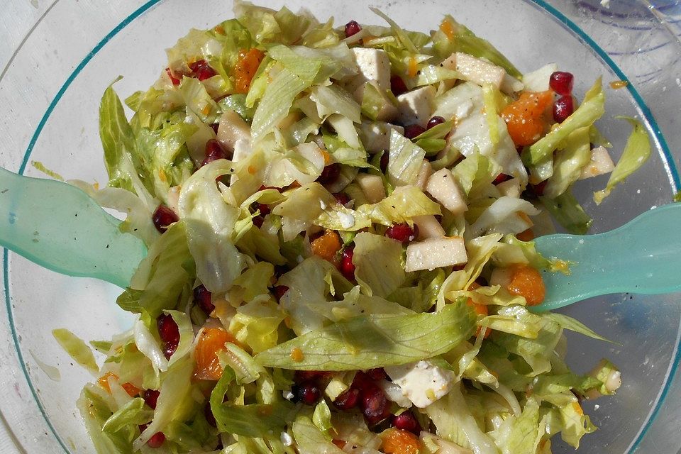 Grüner Salat mit Granatapfel, Mandarinen und Apfel, mit Weintraubensirup und Feta