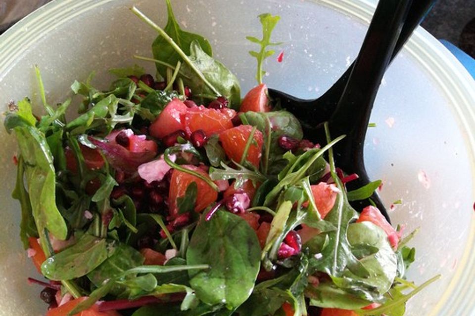 Grüner Salat mit Granatapfel, Mandarinen und Apfel, mit Weintraubensirup und Feta