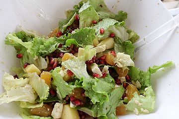Grüner Salat mit Granatapfel, Mandarinen und Apfel, mit Weintraubensirup und Feta