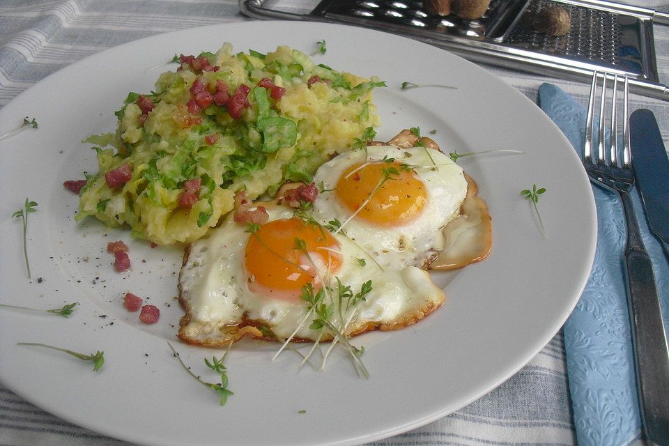 Endivien-Kartoffelstampf mit Spiegelei