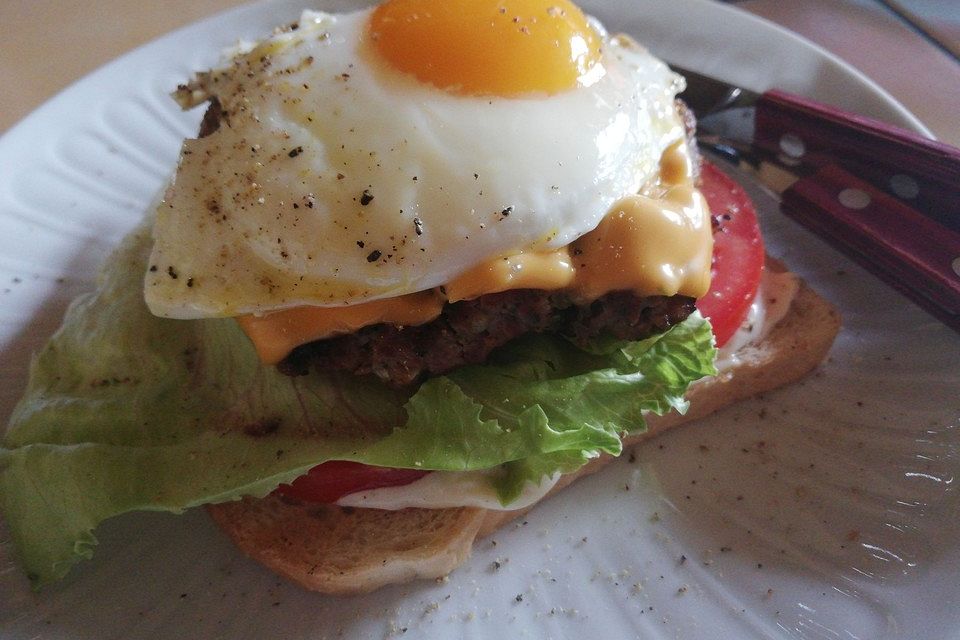 Bacon-Burger mit Spiegelei