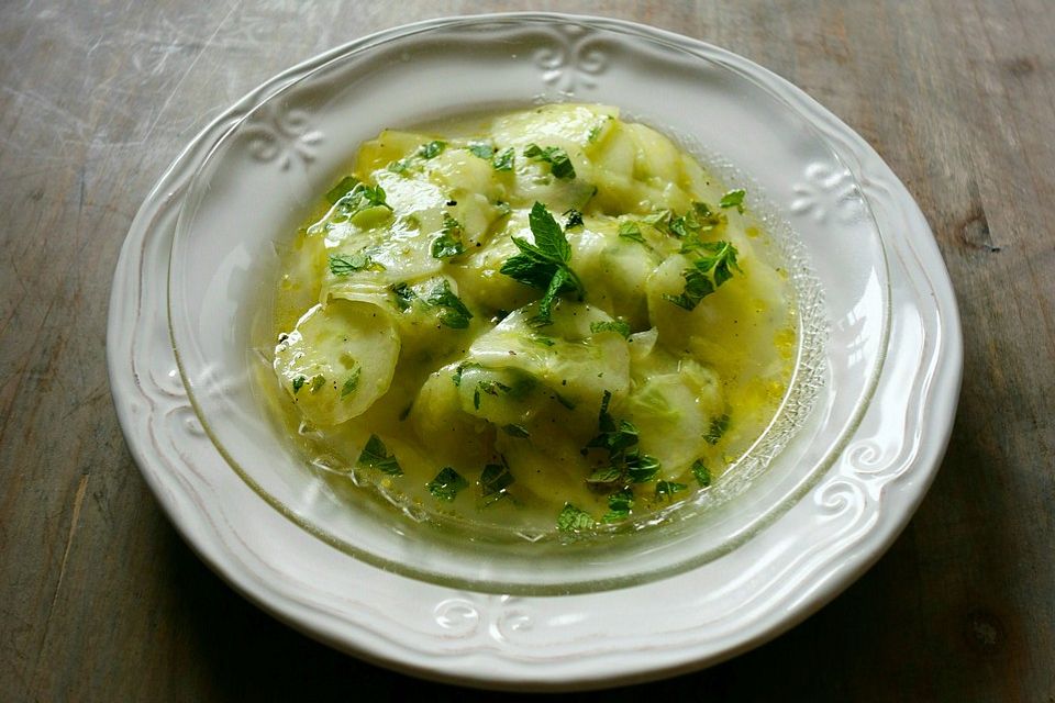 Frischer Gurkensalat mit Pefferminze