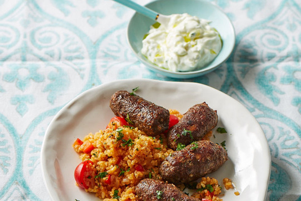 Hackröllchen mit Tomaten-Bulgur