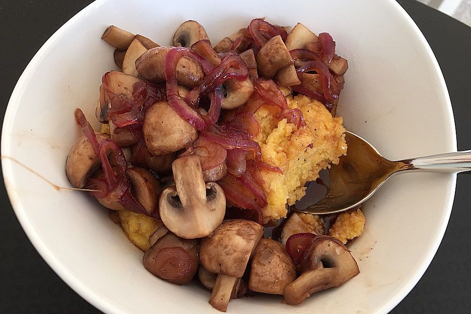 Cremige Polenta mit Balsamico-Champignons