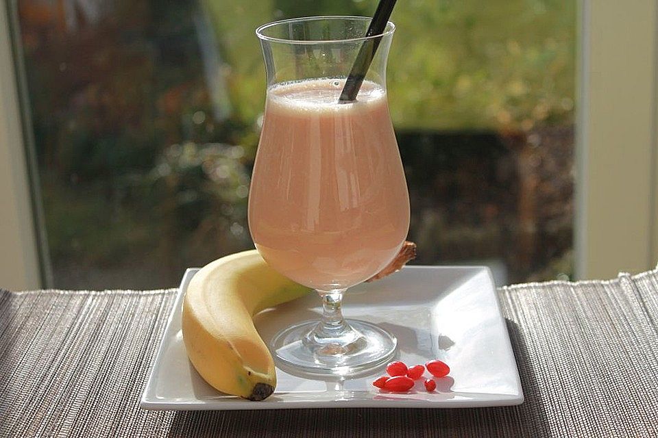 Gojibeeren-Bananen-Kirsch-Drink