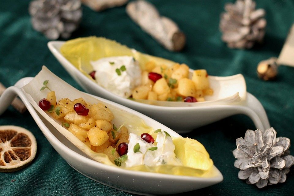 Karamellisierter Apfel mit Thymian-Ziegenfrischkäse auf Chicorée