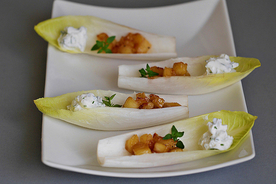 Karamellisierter Apfel mit Thymian-Ziegenfrischkäse auf Chicorée