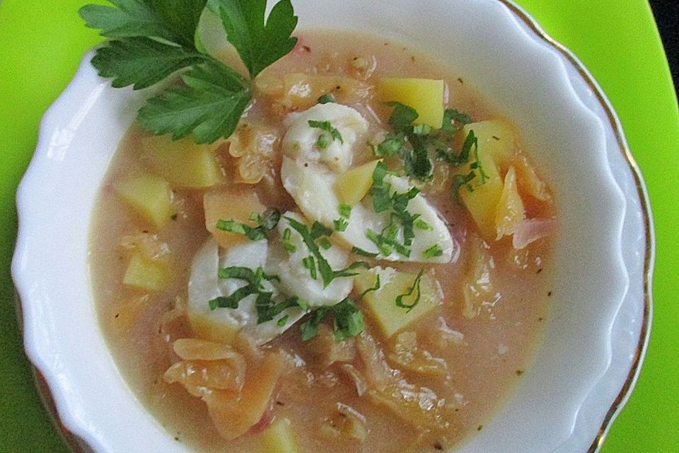 Kabeljau-Suppe mit Kartoffeln und Weißkohl