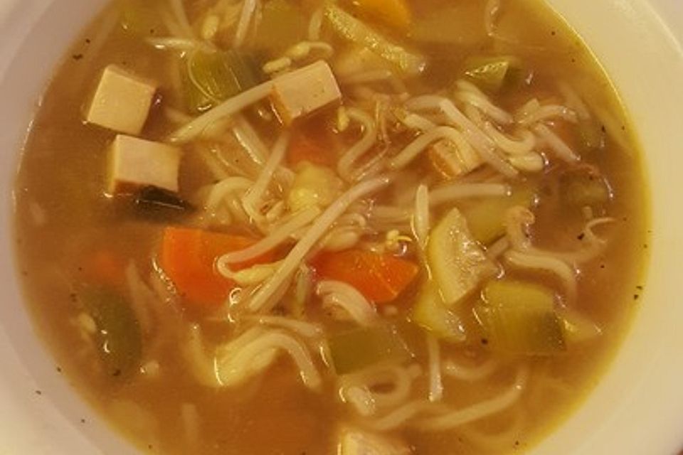 Asiatische Suppe mit Gemüse und Nudeln