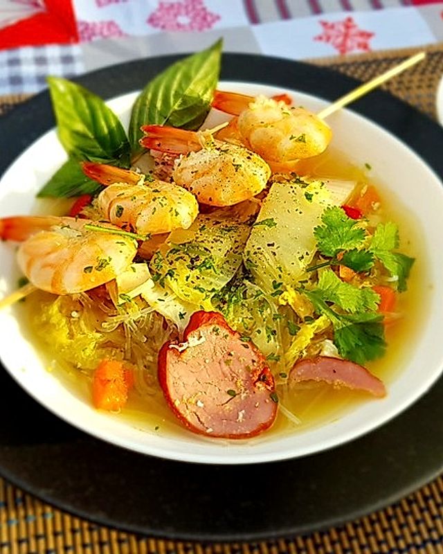 Asiatische Suppe mit Gemüse und Nudeln