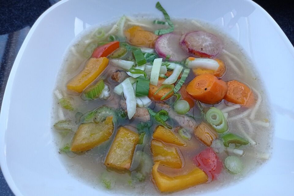 Asiatische Suppe mit Gemüse und Nudeln