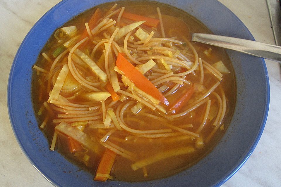 Asiatische Suppe mit Gemüse und Nudeln