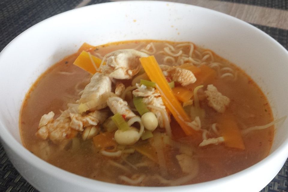 Asiatische Suppe mit Gemüse und Nudeln