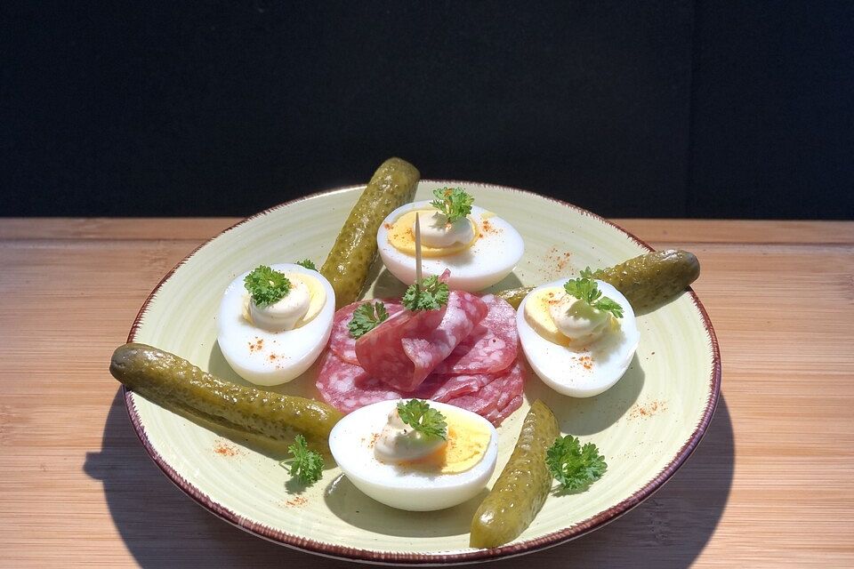 Ei und Salami zum Brot - nett serviert