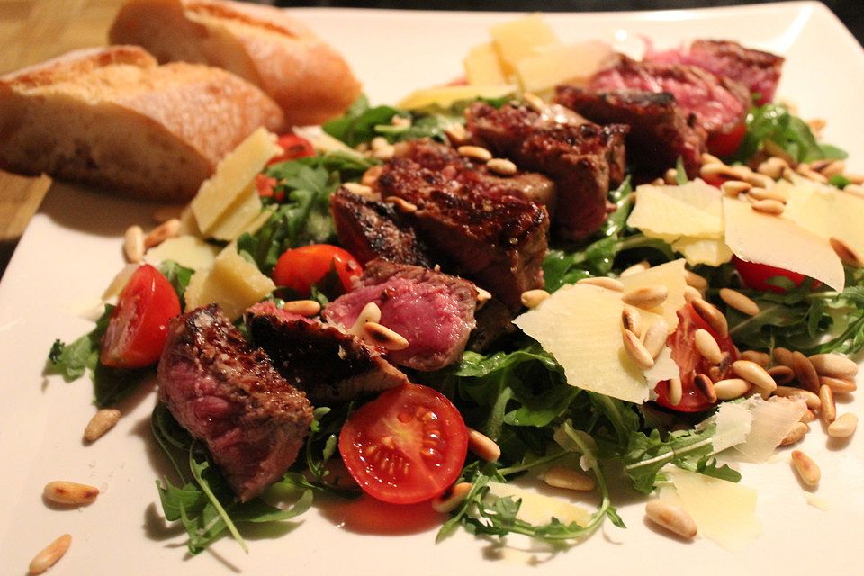 Tagliata di manzo auf Rucola mit Pinienkernen und Parmesan