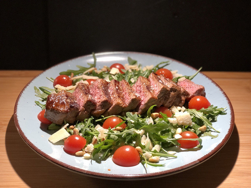 Tagliata di manzo auf Rucola mit Pinienkernen und Parmesan von ...
