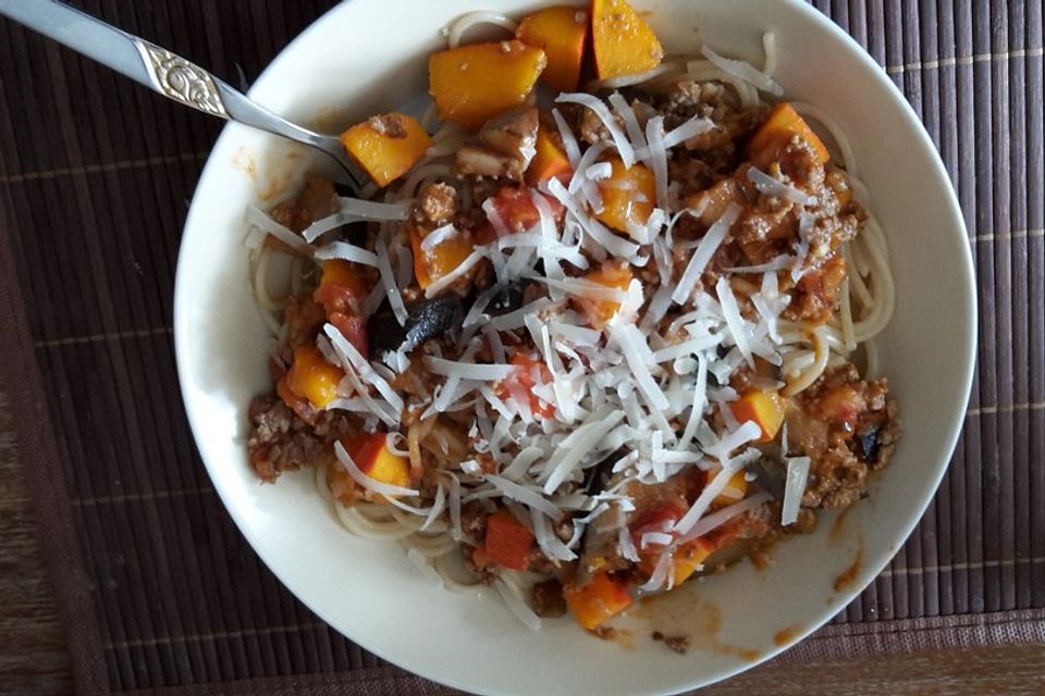 Gebratener Kürbis in Hackfleisch-Tomatensoße