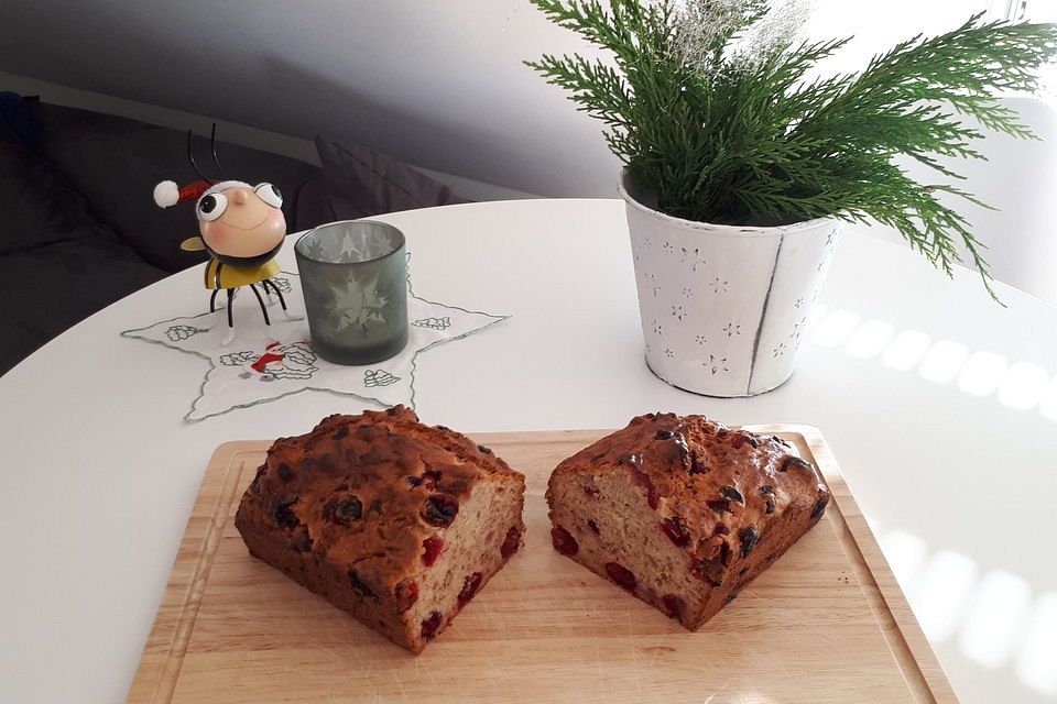 Veganes Bananenbrot mit frischen Cranberries