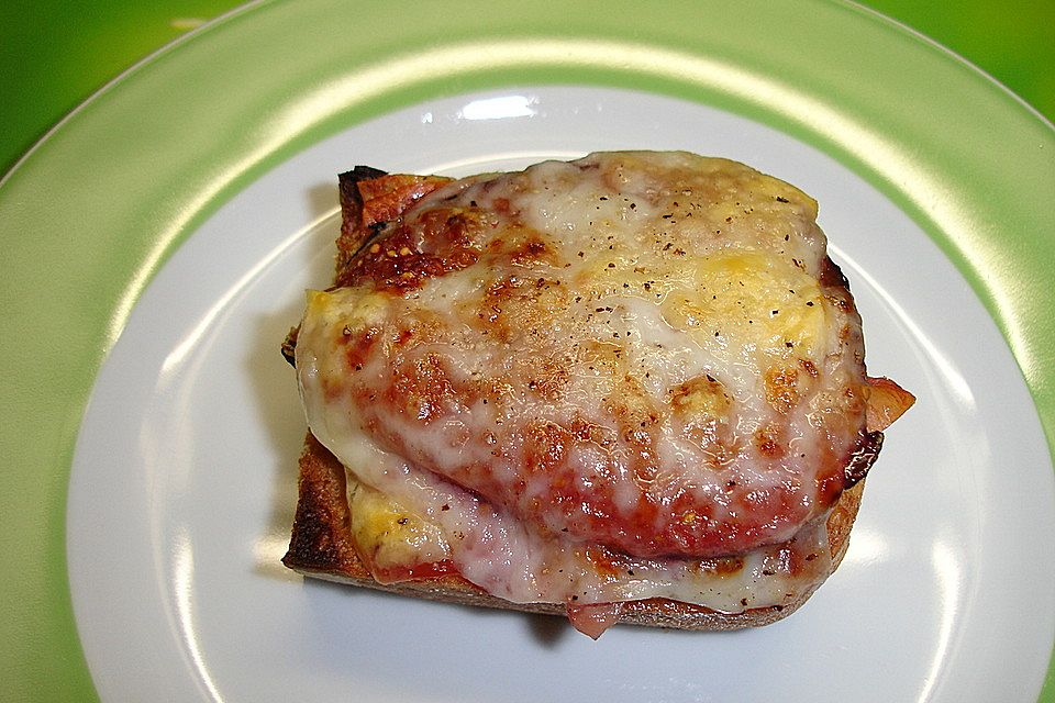 Crostini mit Feige, Schinken und Käse überbacken