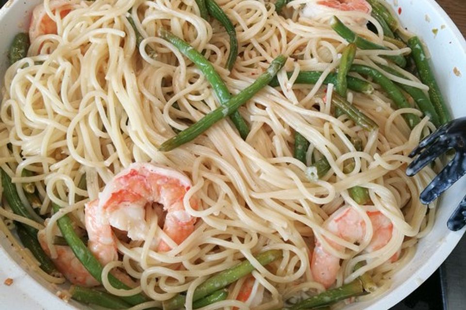 Spaghetti mit Riesengarnelen und grünen Bohnen in Sahnesauce