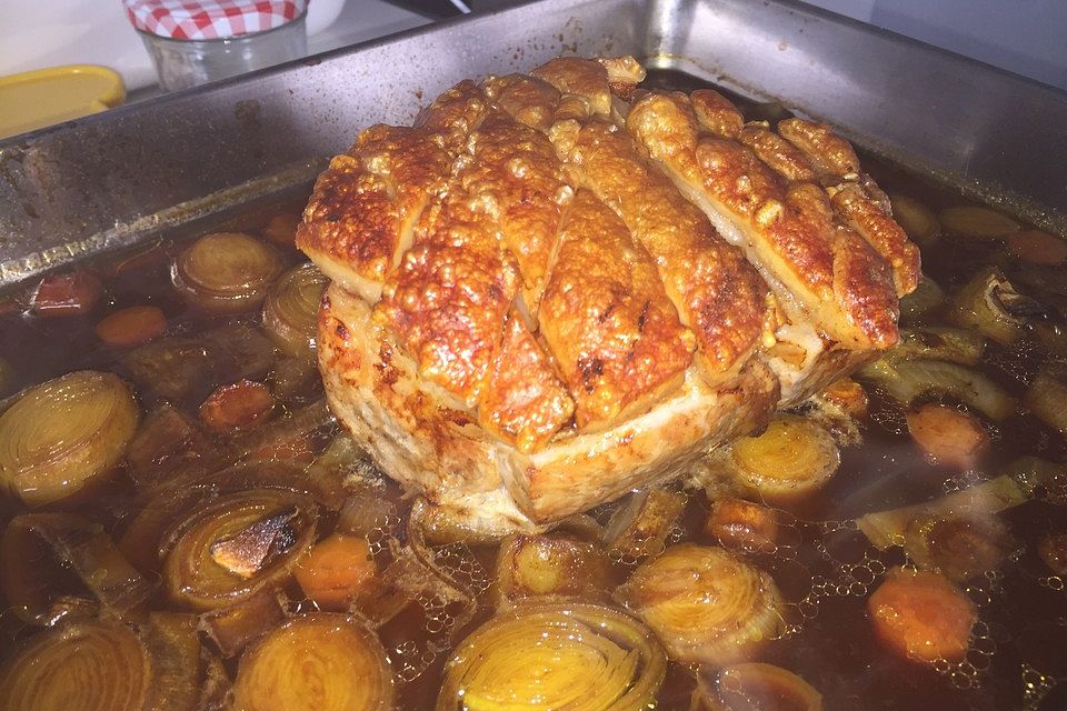 Bayerischer Schweinebraten mit Kruste und Biersauce