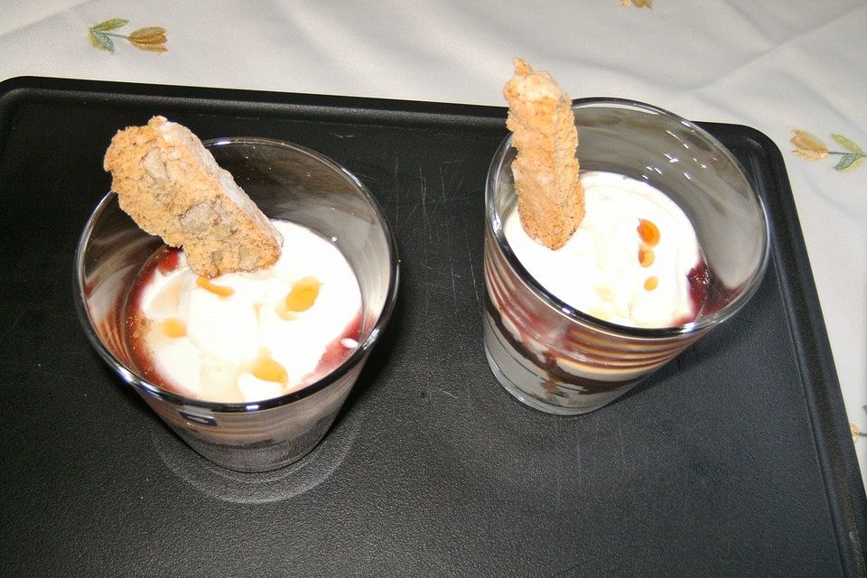 Schichtdessert aus griechischem Honigjoghurt, Rotwein-Zimt-Zwetschgen und Cantuccini