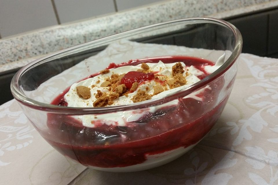 Schichtdessert aus griechischem Honigjoghurt, Rotwein-Zimt-Zwetschgen und Cantuccini