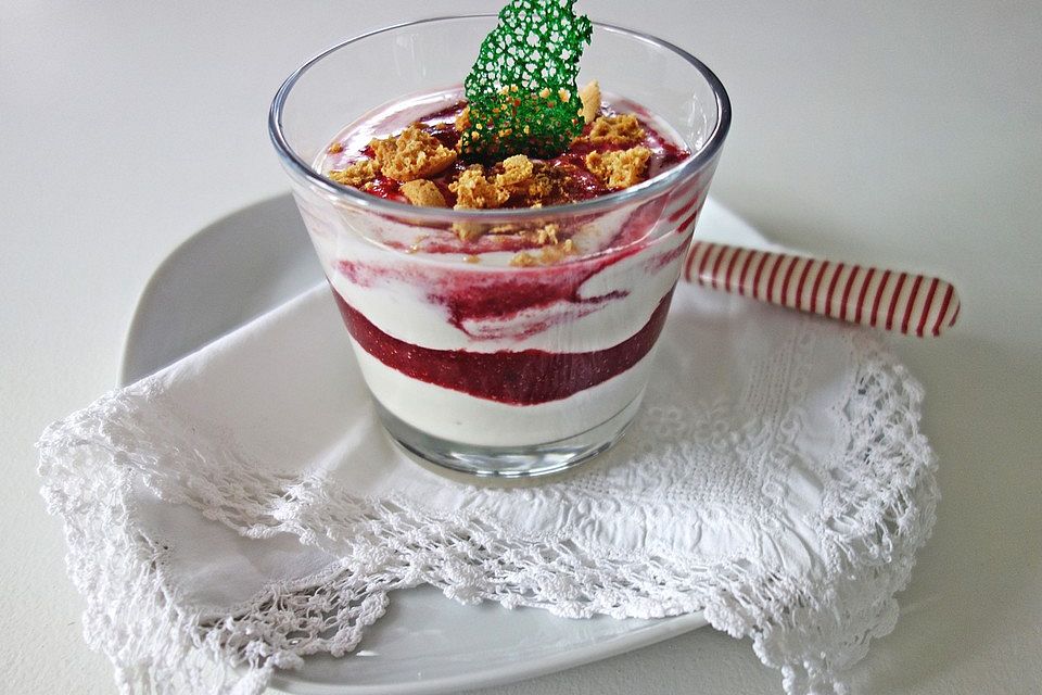 Schichtdessert aus griechischem Honigjoghurt, Rotwein-Zimt-Zwetschgen und Cantuccini