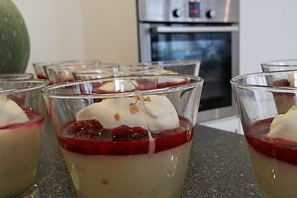 Vanillepudding mit heißen Himbeeren