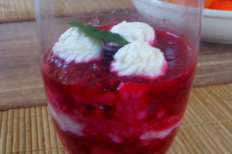 Vanillepudding mit heißen Himbeeren