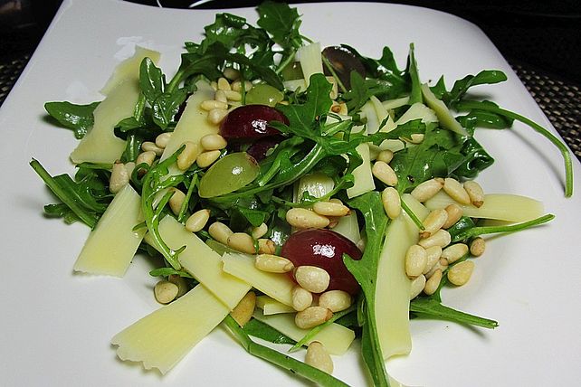 Rucola-Trauben-Salat mit Käsestreifen und gerösteten Pinienkernen von ...