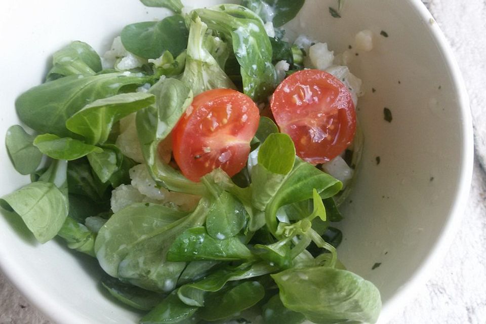 Feldsalat mit Harzer Käse und süßsaurem Joghurtdressing