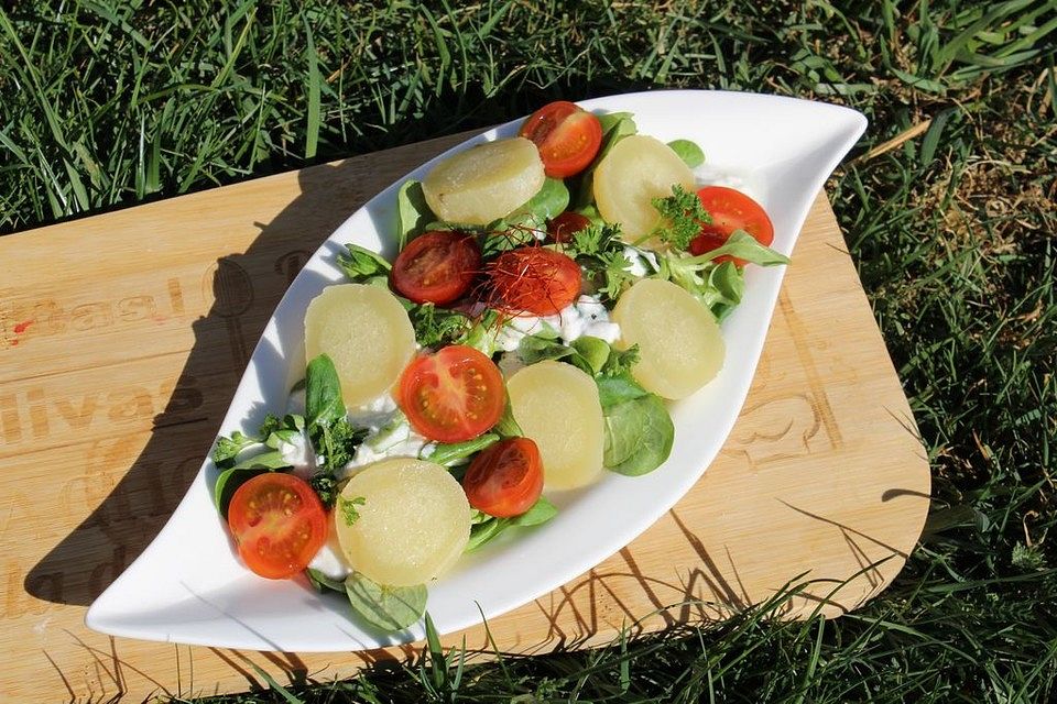 Feldsalat mit Harzer Käse und süßsaurem Joghurtdressing