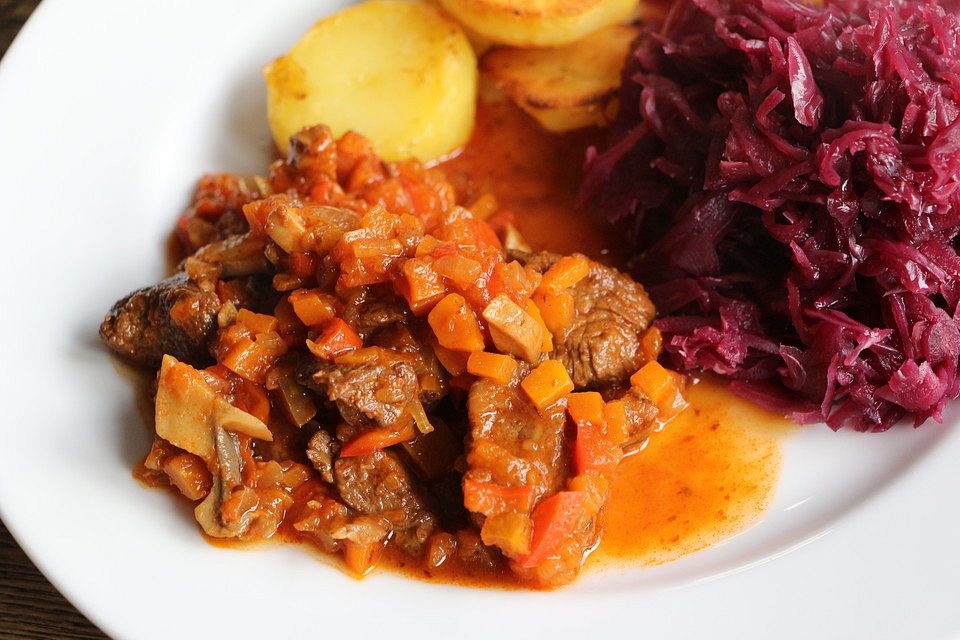 Pikantes Gulasch mit Möhren und Paprika