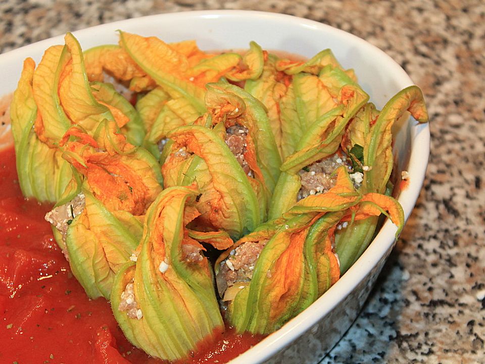 Auflauf aus Zucchiniblüten mit Hackfleisch gefüllt und Mozzarella von ...