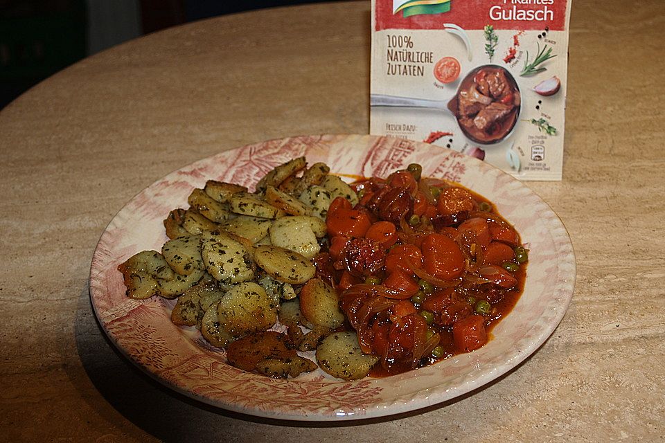 Pikantes Gulasch mit Merguez,Wiener Würstchen und Paprikawurst