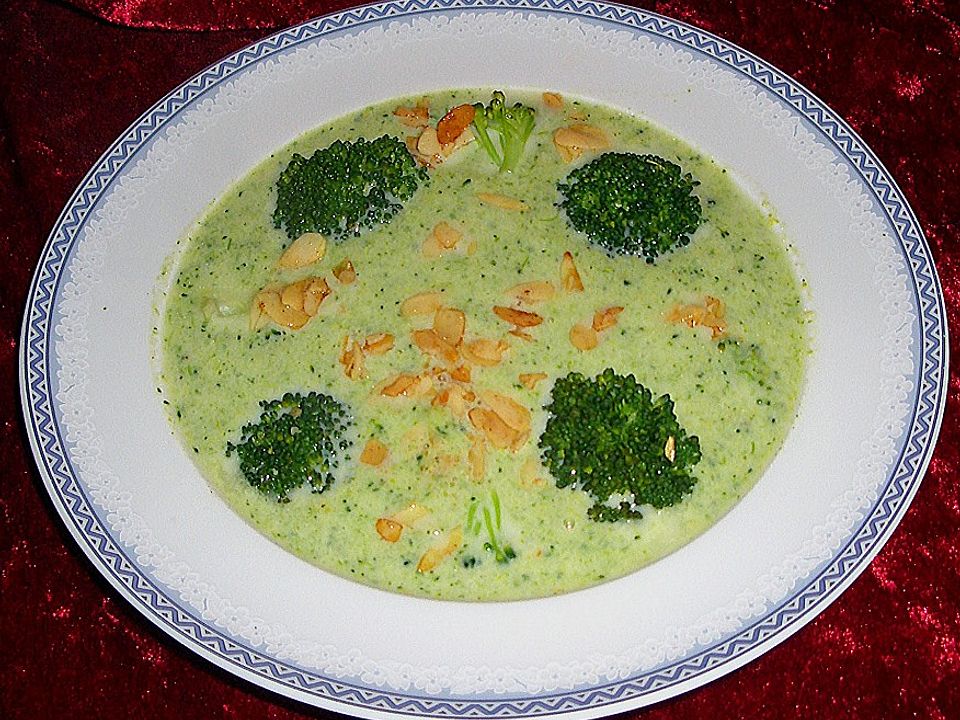 Brokkolicremesuppe mit gerösteten Mandeln von sissimuc| Chefkoch