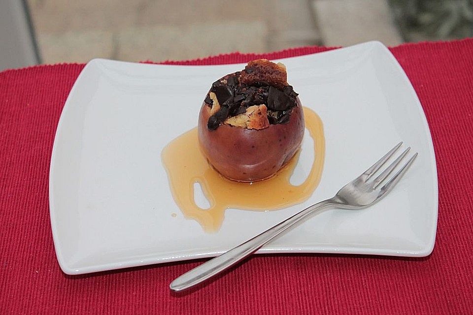 Apfel mit Cantuccini-Schokoladen-Füllung auf Ahornsirupspiegel