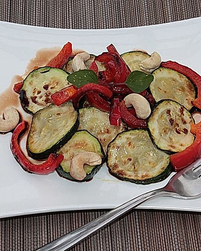 Gebratener Zucchini-Paprika-Salat mit Cashewkernen