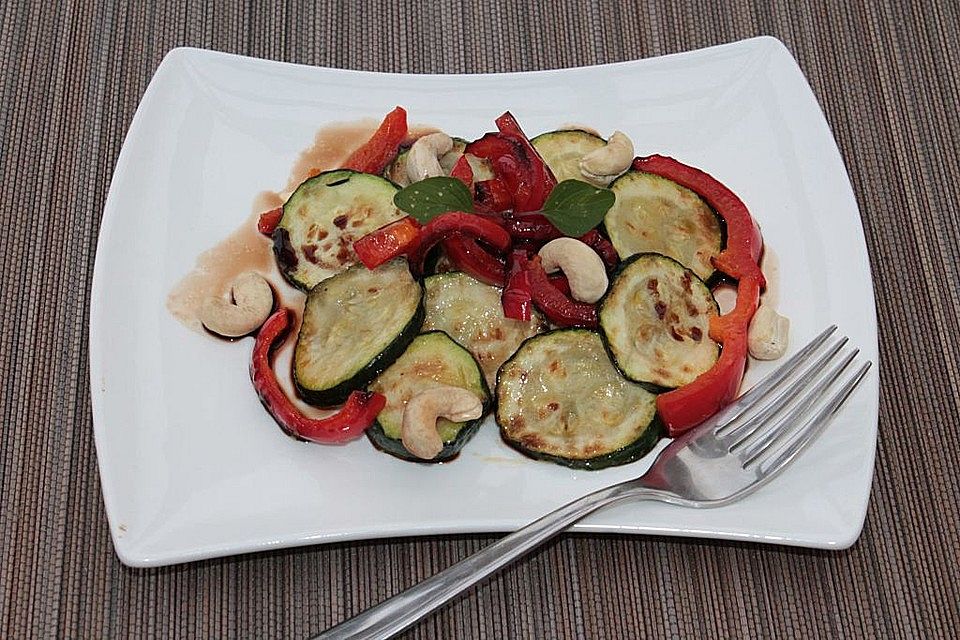 Gebratener Zucchini-Paprika-Salat mit Cashewkernen