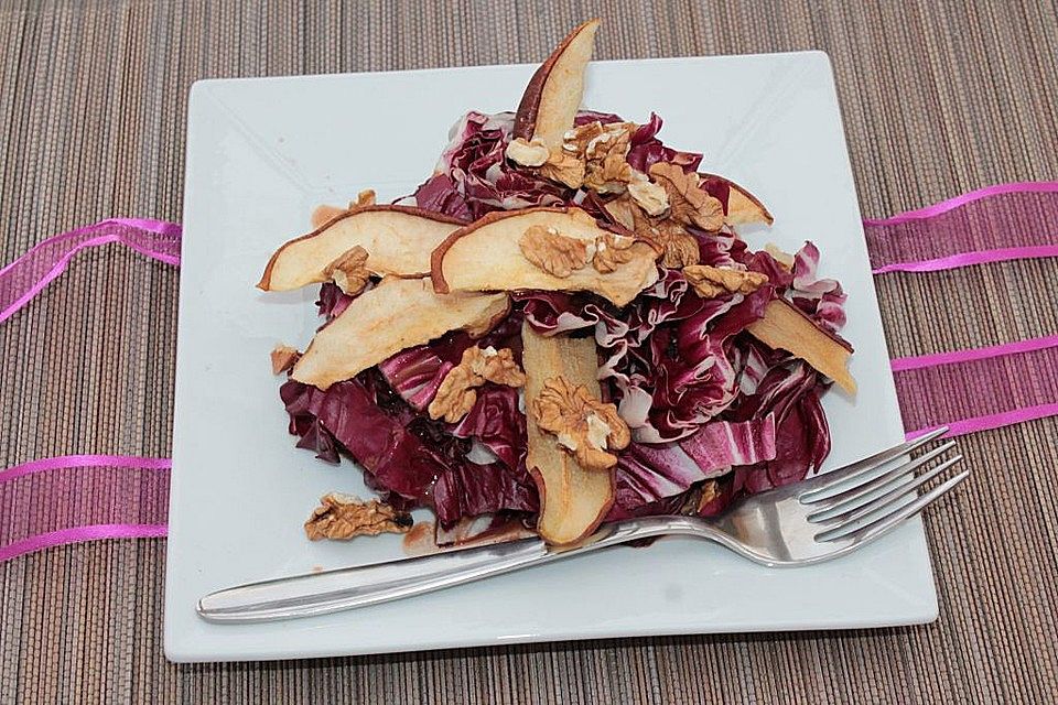 Radicchio-Birnen-Salat mit Walnüssen in Schokoladendressing