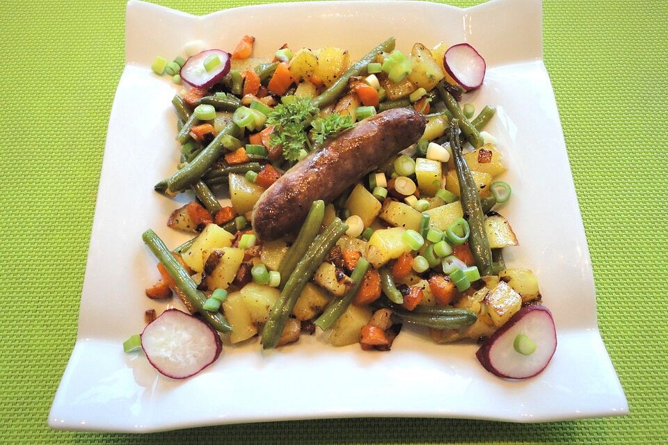 "Rumfort"-Kartoffel-Gemüsepfanne mit Bratwurst