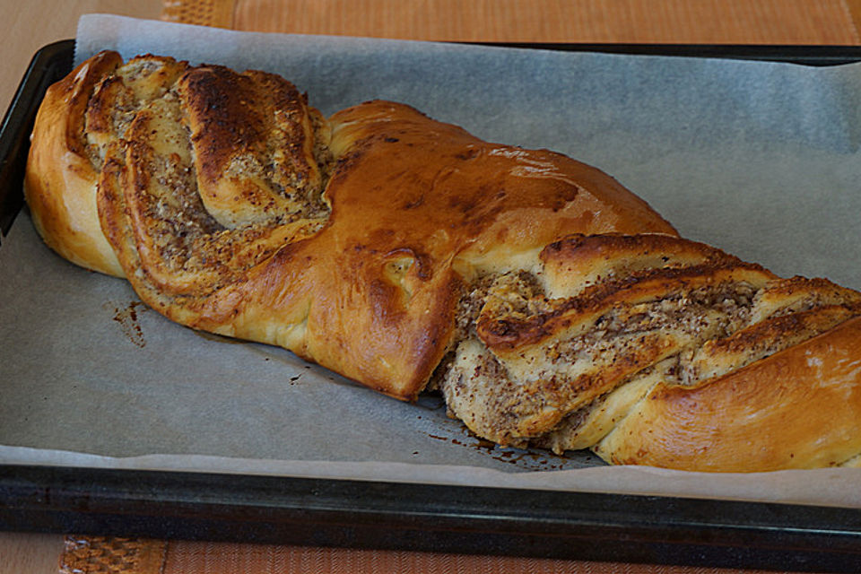 Germstriezel mit Nuss-Apfel-Füllung