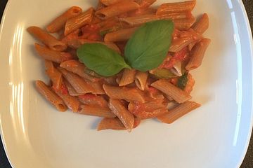 Vollkornnudeln in Tomaten-Mozzarella Soße mit gebratener Zucchini