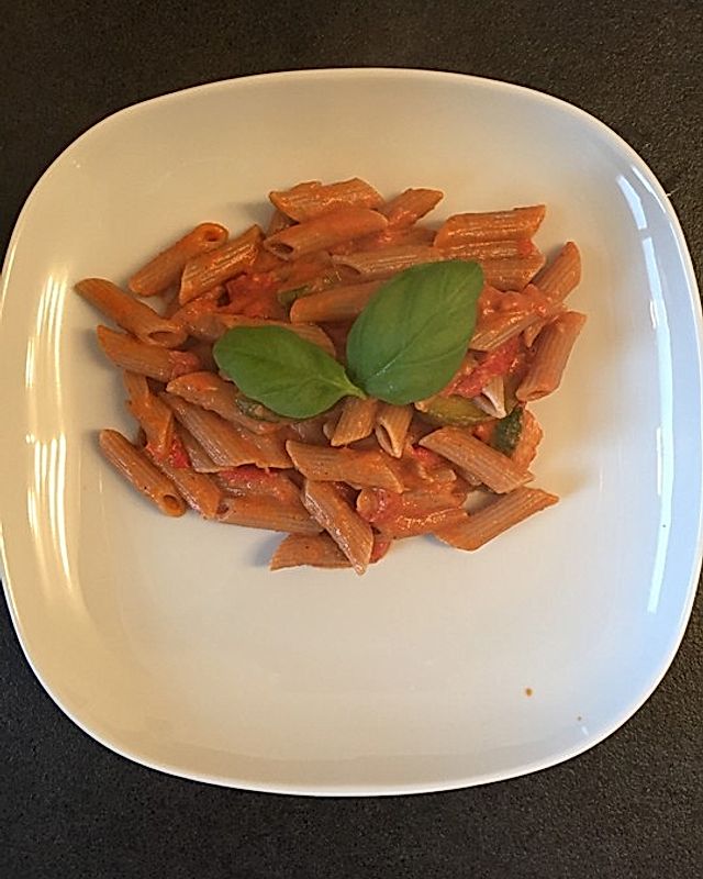 Vollkornnudeln in Tomaten-Mozzarella Soße mit gebratener Zucchini