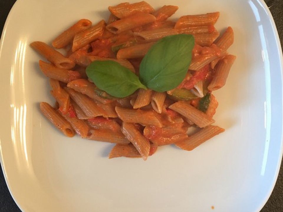 Vollkornnudeln in Tomaten-Mozzarella Soße mit gebratener Zucchini von ...