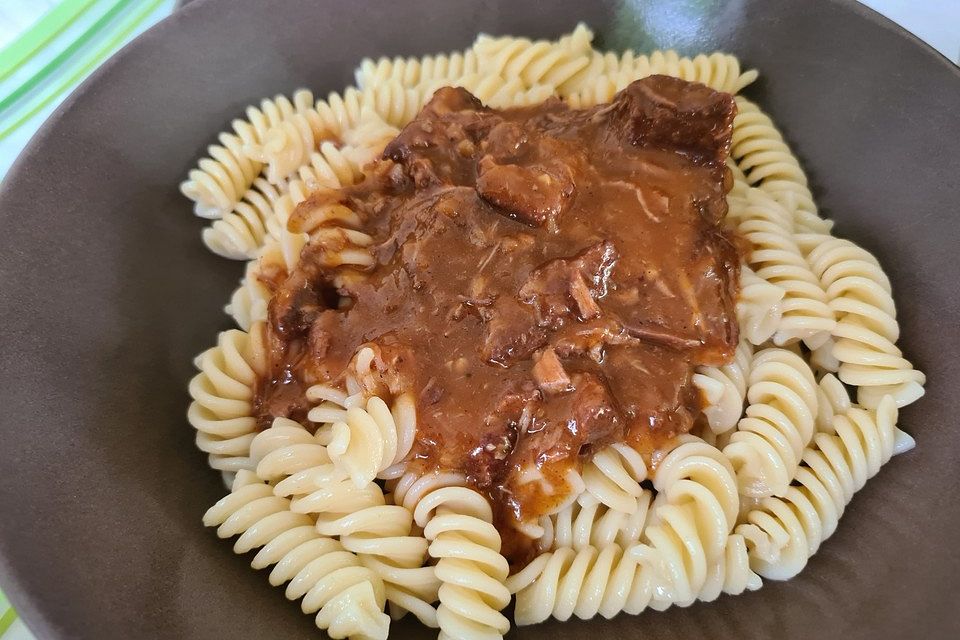 Einfaches Gulasch mit Gewürzgurken und Champignons