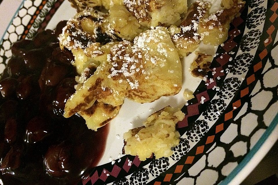 Kaiserschmarren mit Kokos, weißer Schokolade und Amaretto-Kirschen