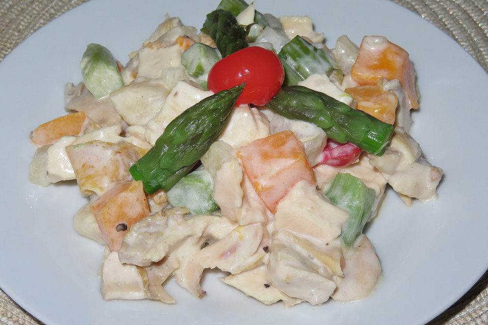 Geflügelsalat mit Spargel und Früchten